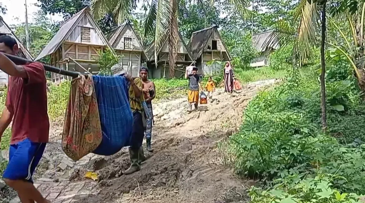 Sejumlah warga di Desa Tanjungan, Kecamatan Cikeusik, Kabupaten Pandeglang, Provinsi Banten menandu pasien ibu hamil yang hendak melahirkan karena kondisi jalan rusak parah. (Sumber: Tangkapan layar video warga)