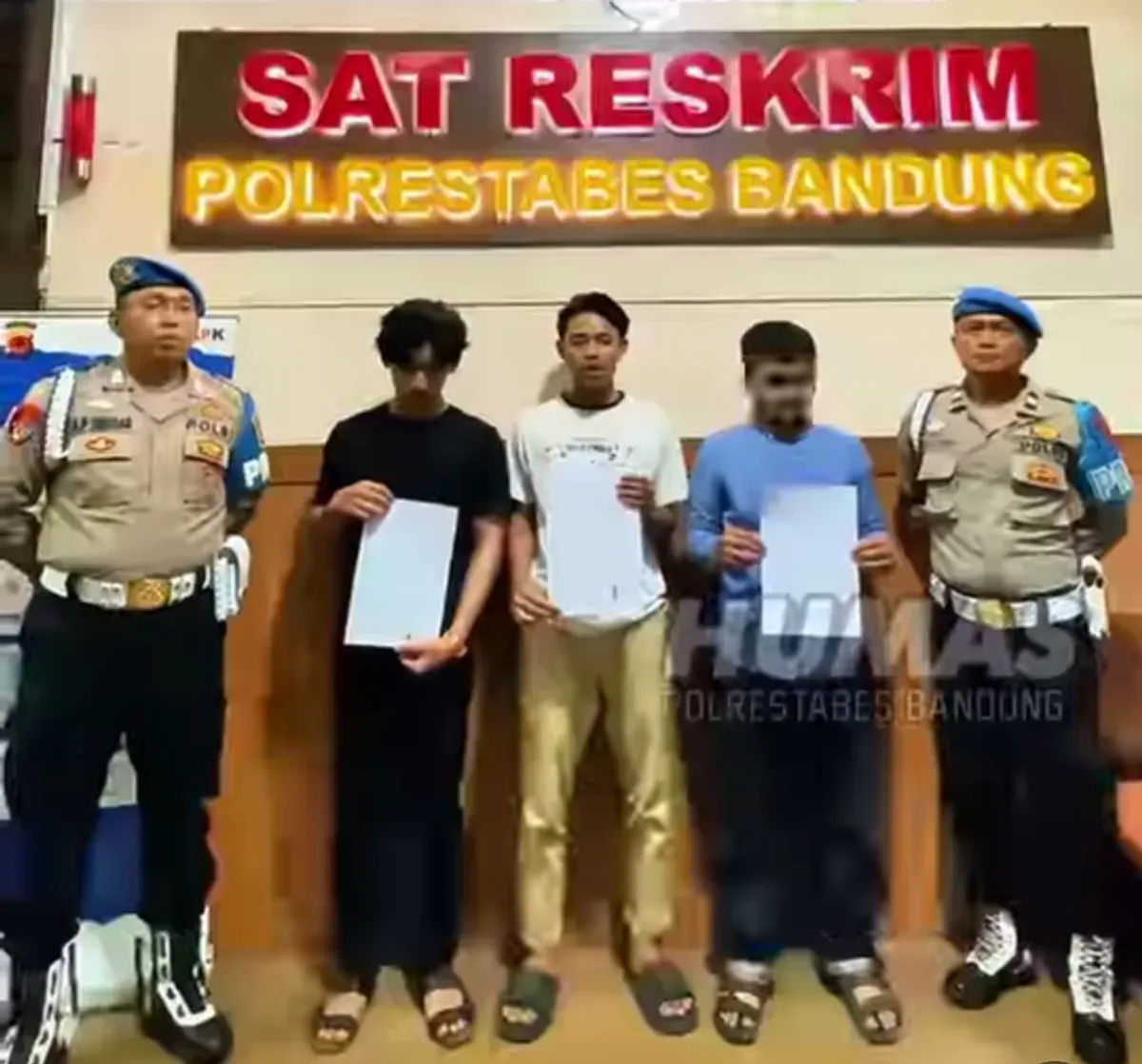 Para pelaku yang diduga melakukan pelecehan seksual kepada pasangan turis asal Singapura di kawasan Jalan Braga beberapa waktu lalu berhasil diamankan Polrestabes Bandung. (Sumber: Dok Polrestabes Bandung)