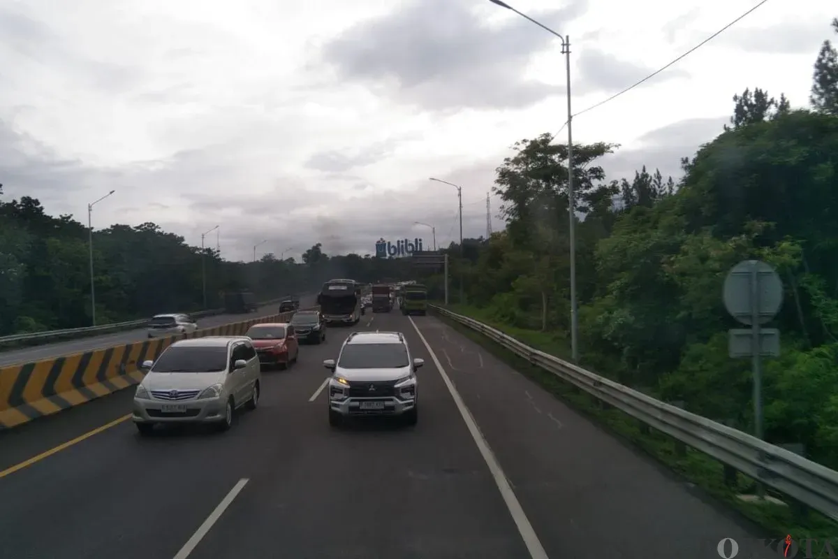 Beberapa kendaraan roda empat melintas di Tol Cipularang. (Sumber: Poskota/Muhamad Arip Apandi)