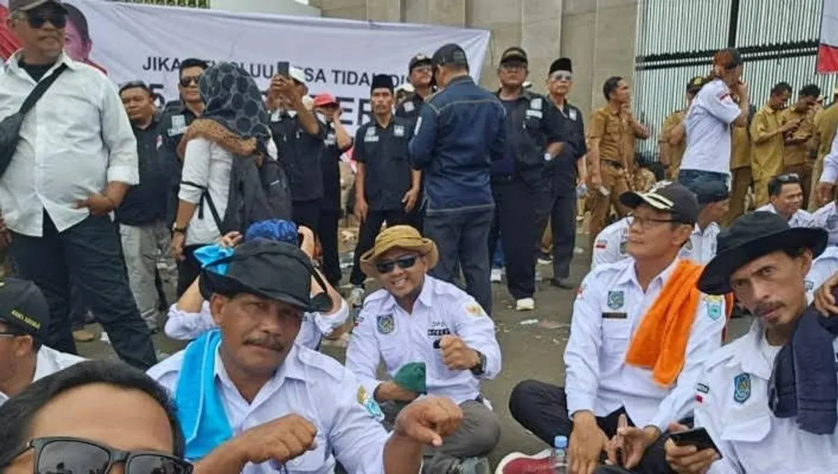 Sejumlah mantan Kades di Pandeglang saat ikut aksi demo perpanjangan masa jabatan. (Sumber: Dok. Apdesi Pandeglang)