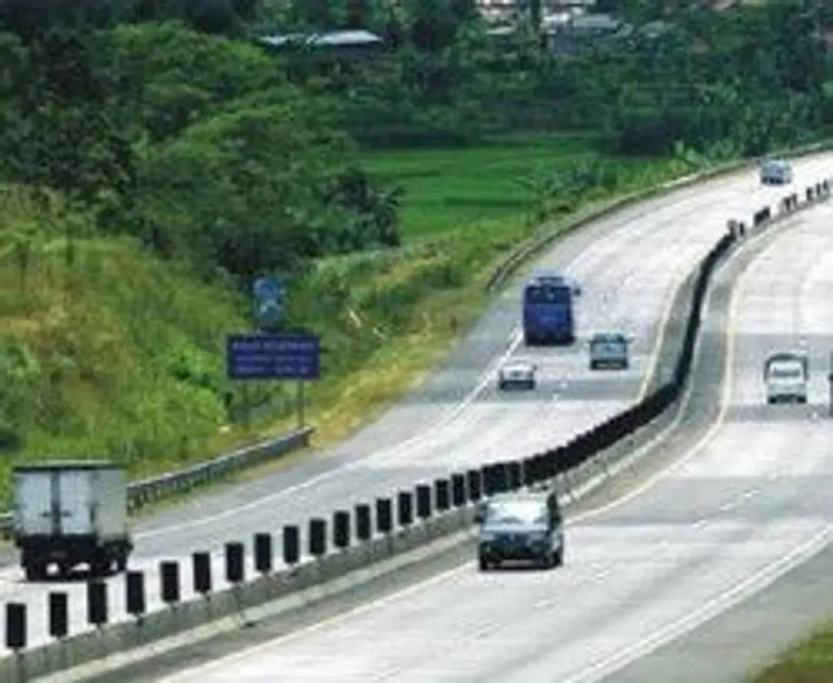 Kecelakaan terjadi di Tol Cipularang KM 97 arah Bandung yang melibatkan beberapa kendaraan (Sumber: Pinterest)