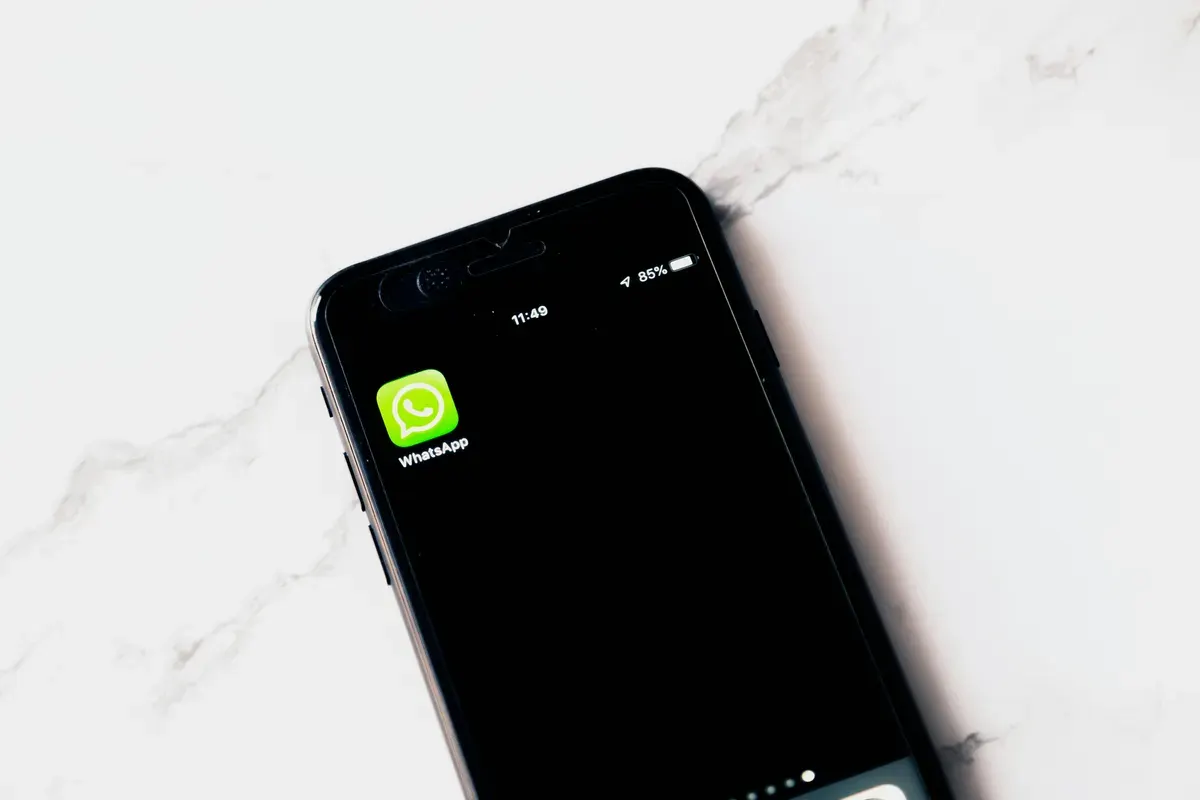 Cara menggunakan fitur mention kontak di WhatsApp. (Sumber: Pexels/Image Hunter)