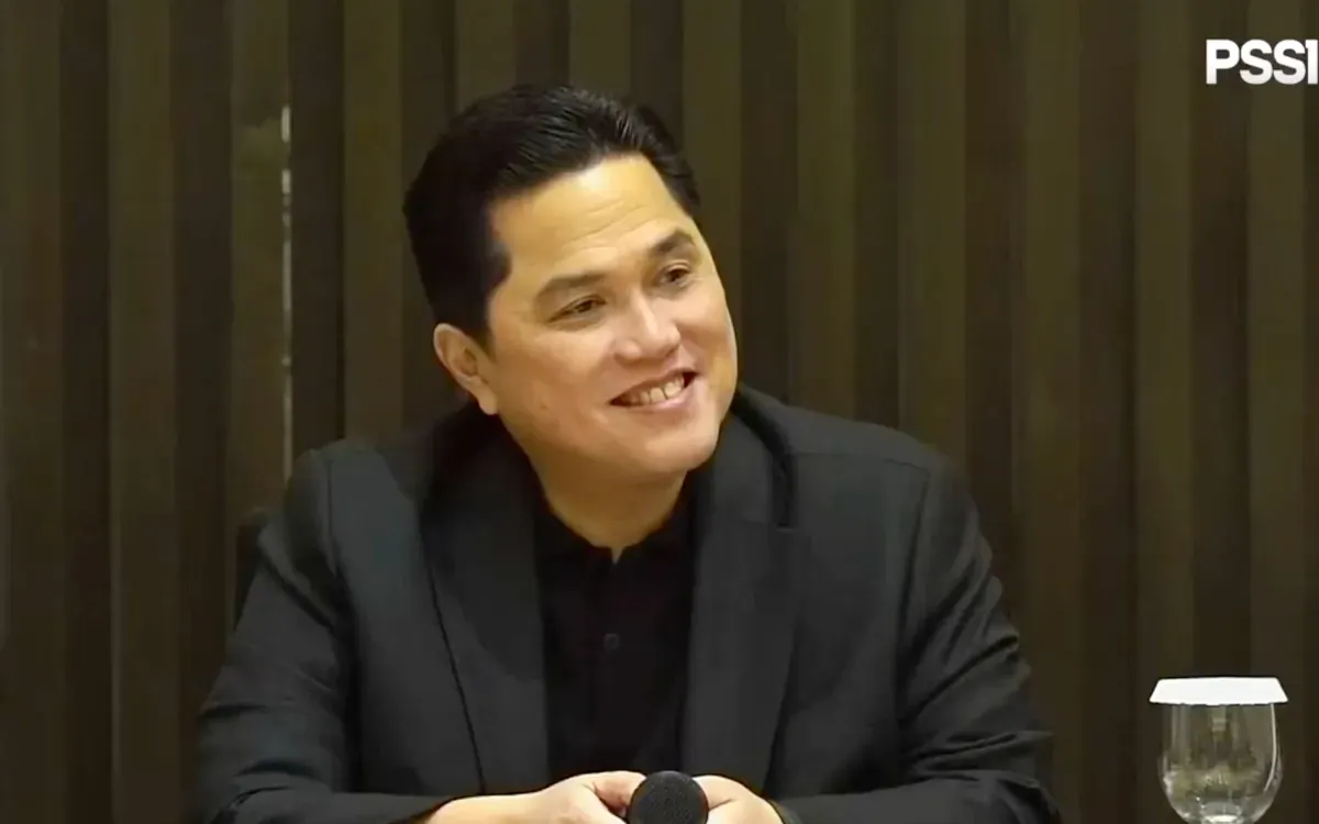 Potret Ketua Umum PSSI, Erick Thohir dalam konferensi pers pemecatan Shin Tae Yong. (Sumber: YouTube/PSSI)
