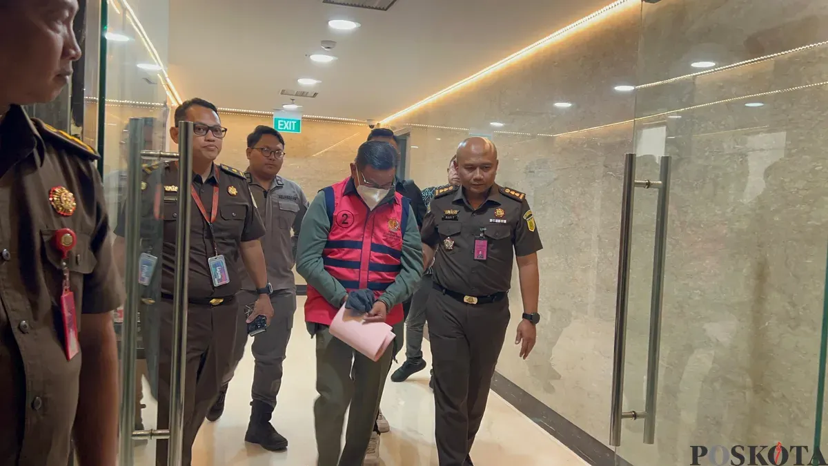 Dugaan tindak pidana korupsi terkait penyimpangan berbagai kegiatan di Dinas Kebudayaan Jakarta, saat digiring petugas Kejati Jakarta ke mobil tahanan, Senin, 6 Januari 2025. (Sumber: Poskota/Ali Mansur)