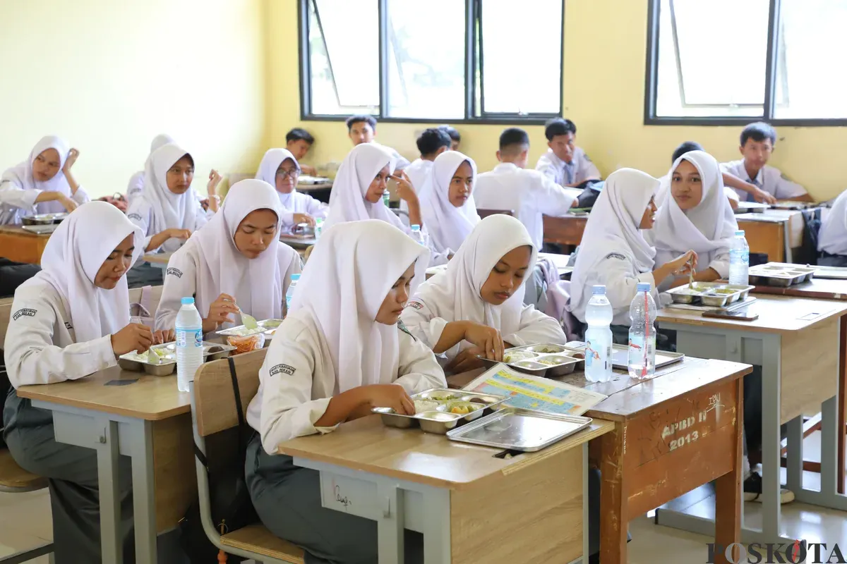 Siswa-siswi di SMAN 1 Pebayuran, Kabupaten Bekasi, saat menyantap program makan bergizi gratis (MBG), Senin, 1 Januari 2025. (Sumber: Poskota/Ihsan)