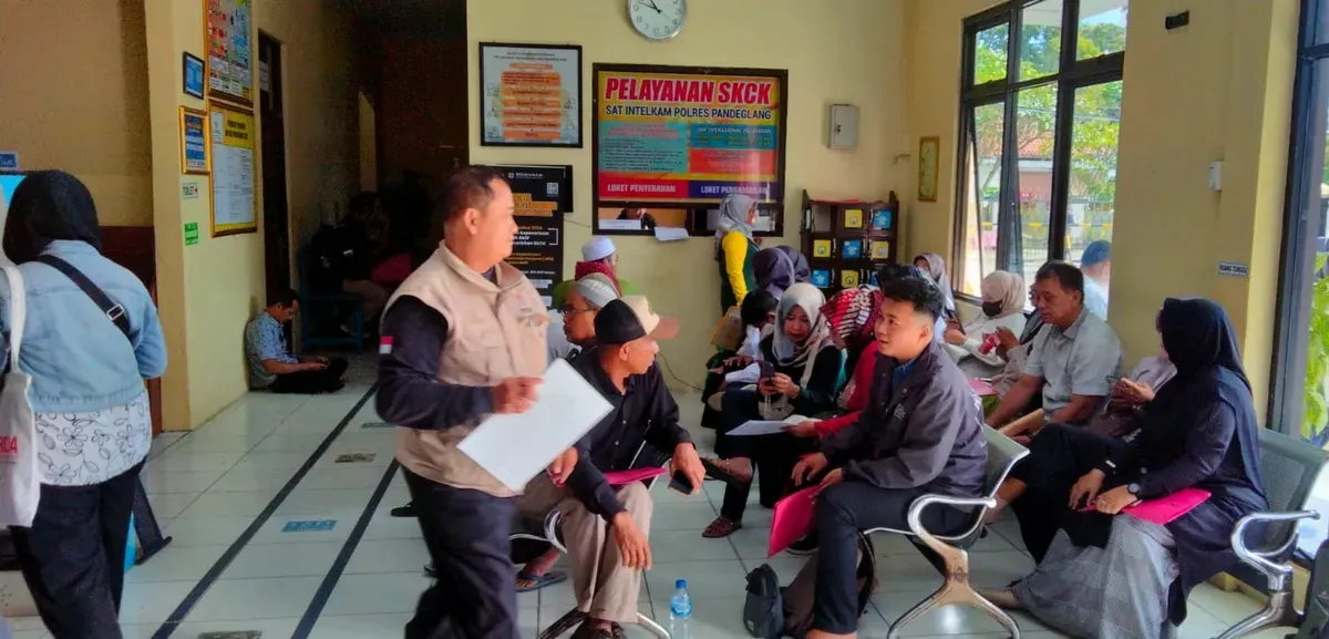 Suasana Polres Pandeglang dipenuhi pemohon SKCK, Senin, 6 Januari 2025. (Sumber: Poskota/Samsul Fathoni)