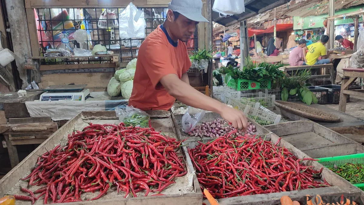 Salah seorang pedagang sembako di pasar badak pandeglang saat menjajakan barang jualannya. (Sumber: Poskota/Samsul Fatoni)