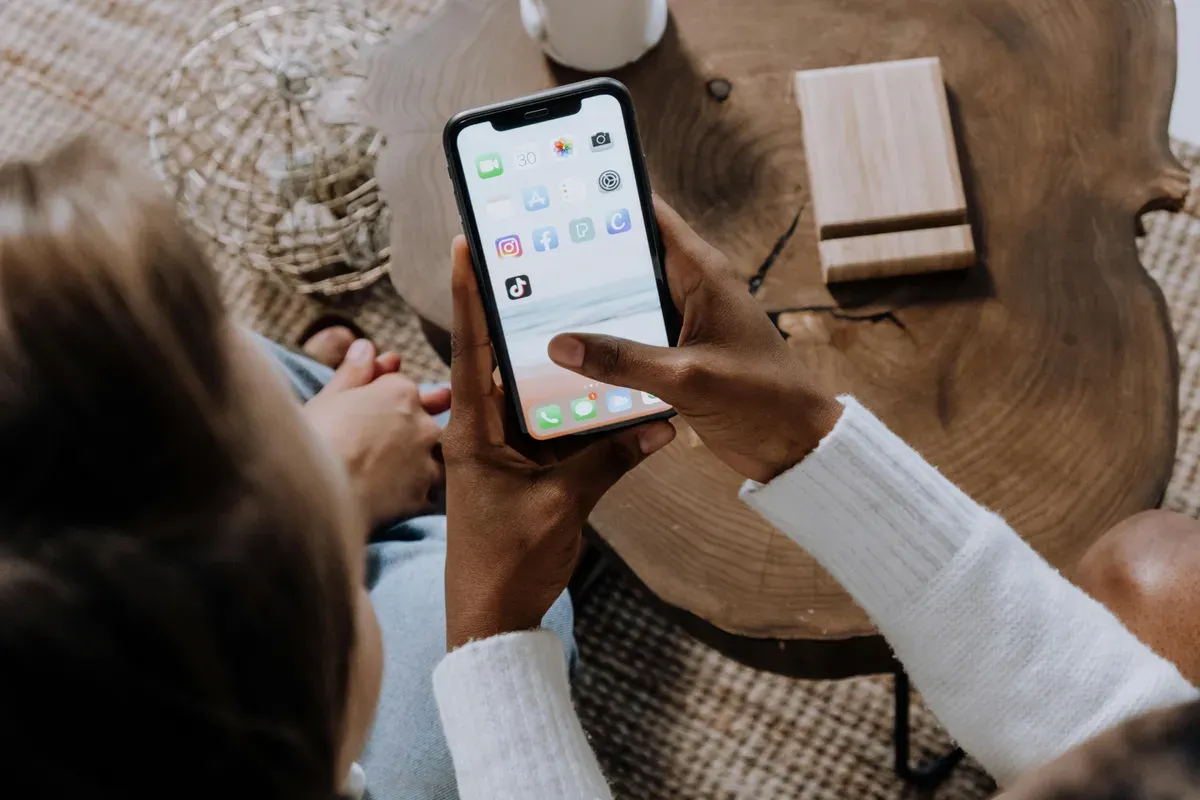 Cara memulihkan akun TikTok. (Sumber: Pexels/cottonbro studio)