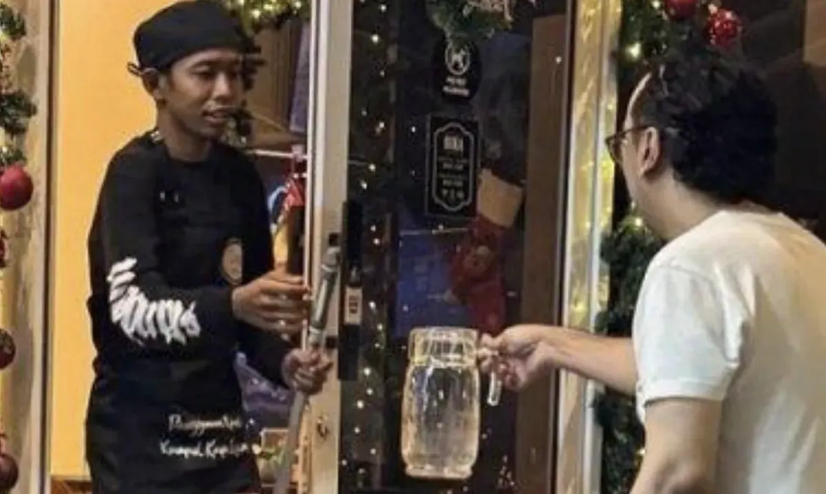Dede Sunandar saat melayani pelanggan di kafe Pantai Indah Kapuk, tetap tersenyum meski menghadapi tantangan hidup. (Sumber: Istimewa)