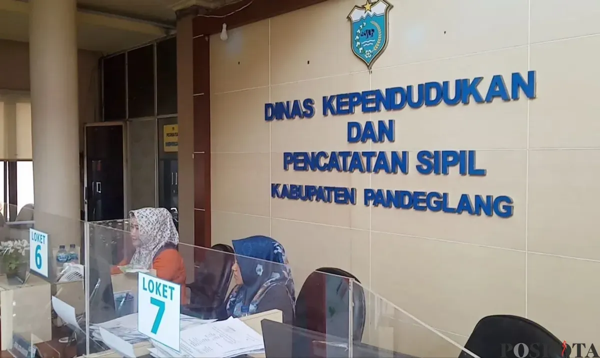 Sejumlah petugas layanan kependudukan di Disdukcapil Pandeglang saat melakukan aktivitas. (Sumber: Poskota/Samsul Fatoni)