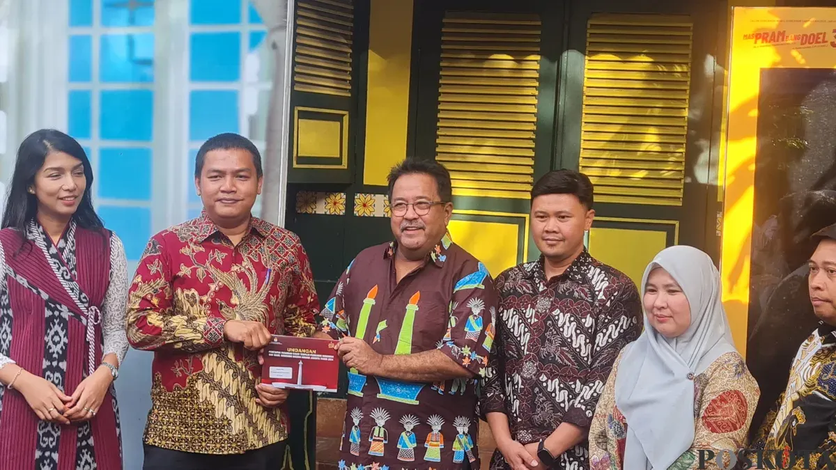 KPU Jakarta menyerahkan surat penetapan kepada Wakil Gubernur terpilih Rano Karno di kawasan Lebak Bulus, Jakarta Selatan, Selasa, 7 Januari 2025. (Sumber: Poskota/Pandi Ramedhan)