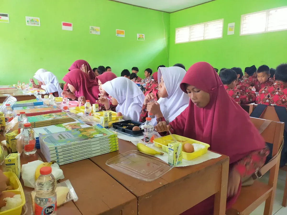 Ratusan siswa SD di Kabupaten Lebak menyantap Makan Bergizi Gratis (MBG). (Sumber: Dok. Sekda Lebak)