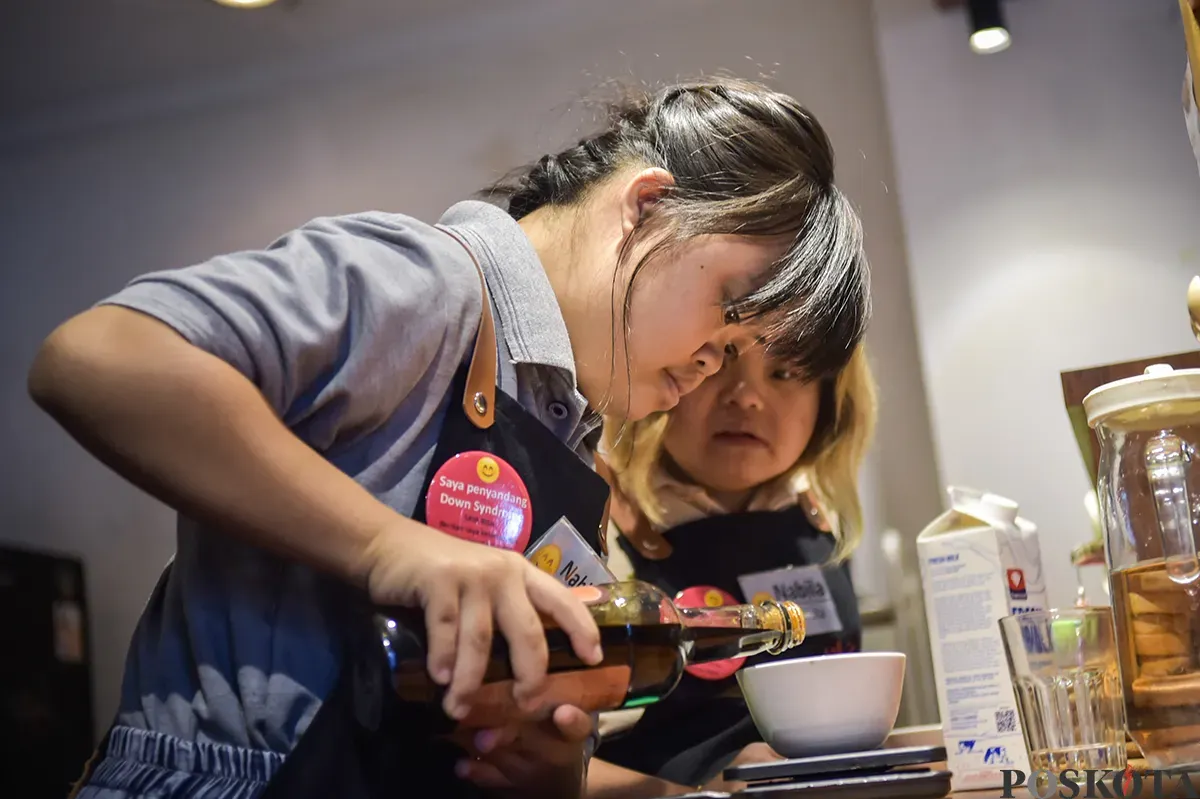 Wanita penyandang down Syndrome sekaligus berprofesi sebagai peracik kopi (Barista) ketika mengisi aktivitasnya mulai dari mempersiapkan, meracik hingga menyajikan minuman kopi pesanan pelanggannya di Kedai Kopi Kamu, Jakarta Selatan, Selasa, 7 Desember 2025. (Poskota/ Bilal Nugraha Ginanjar) (Sumber: Poskoata/ Bilal Nugraha Ginanjar)