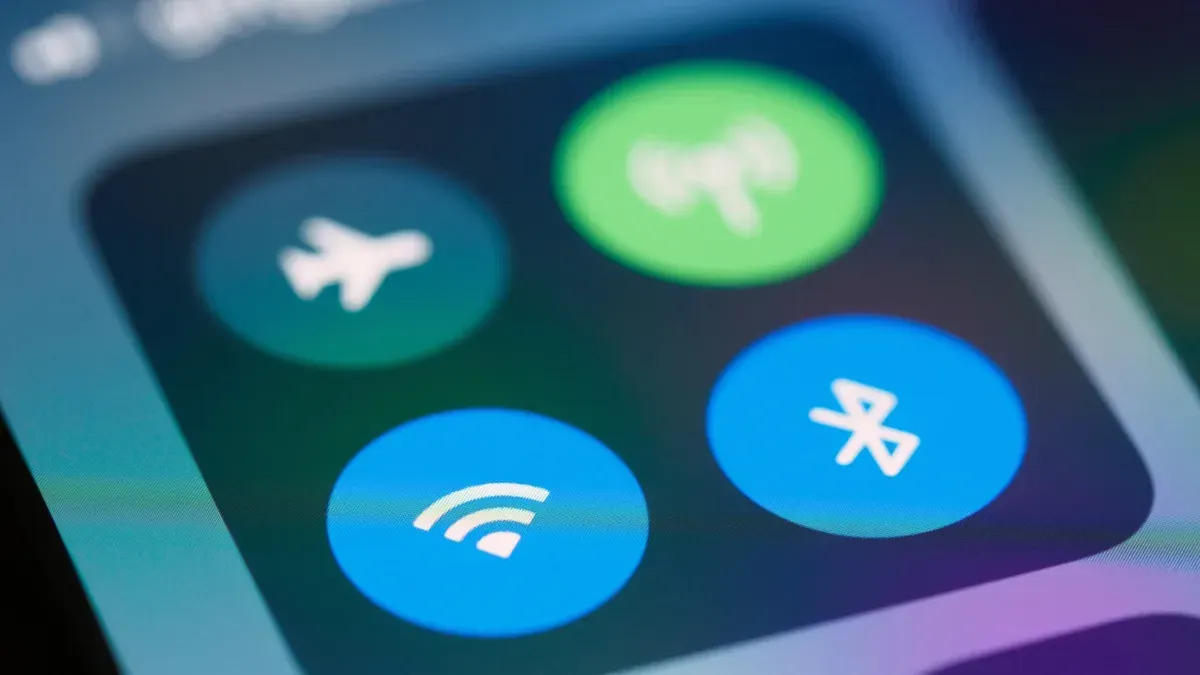 Cara mengatasi internet yang tidak bisa digunakan padahal kondisi jaringan data seluler aktif. (Canva)