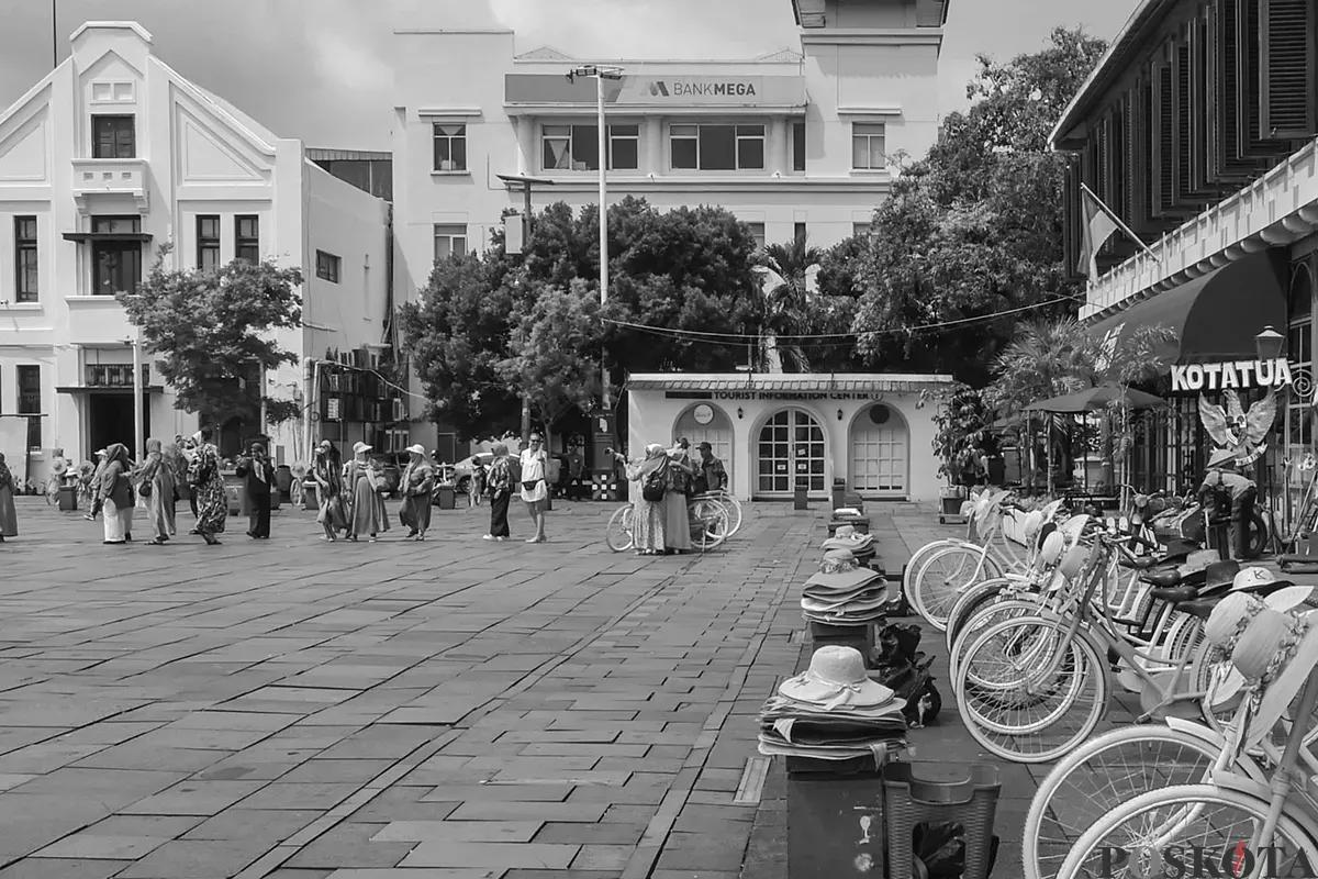 Sejumlah bangunan tua peninggalan sejarah yang masih berdiri kokoh sekaligus sebagai heritage yang kerap dikunjungi wisatawan lokal maupun mancanegara di kawasan Kota Tua, Jakarta, Rabu, 8 Januari 2025. (Sumber: Poskoata/ Bilal Nugraha Ginanjar)