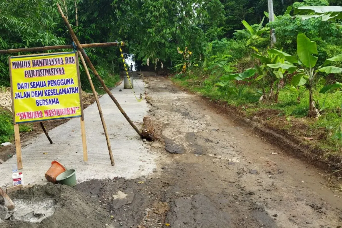 Kondisi Jalan Kadomas-Mogana di Kabupaten Pandeglang dalam proses perbaikan. (Sumber: Dok. Warga)