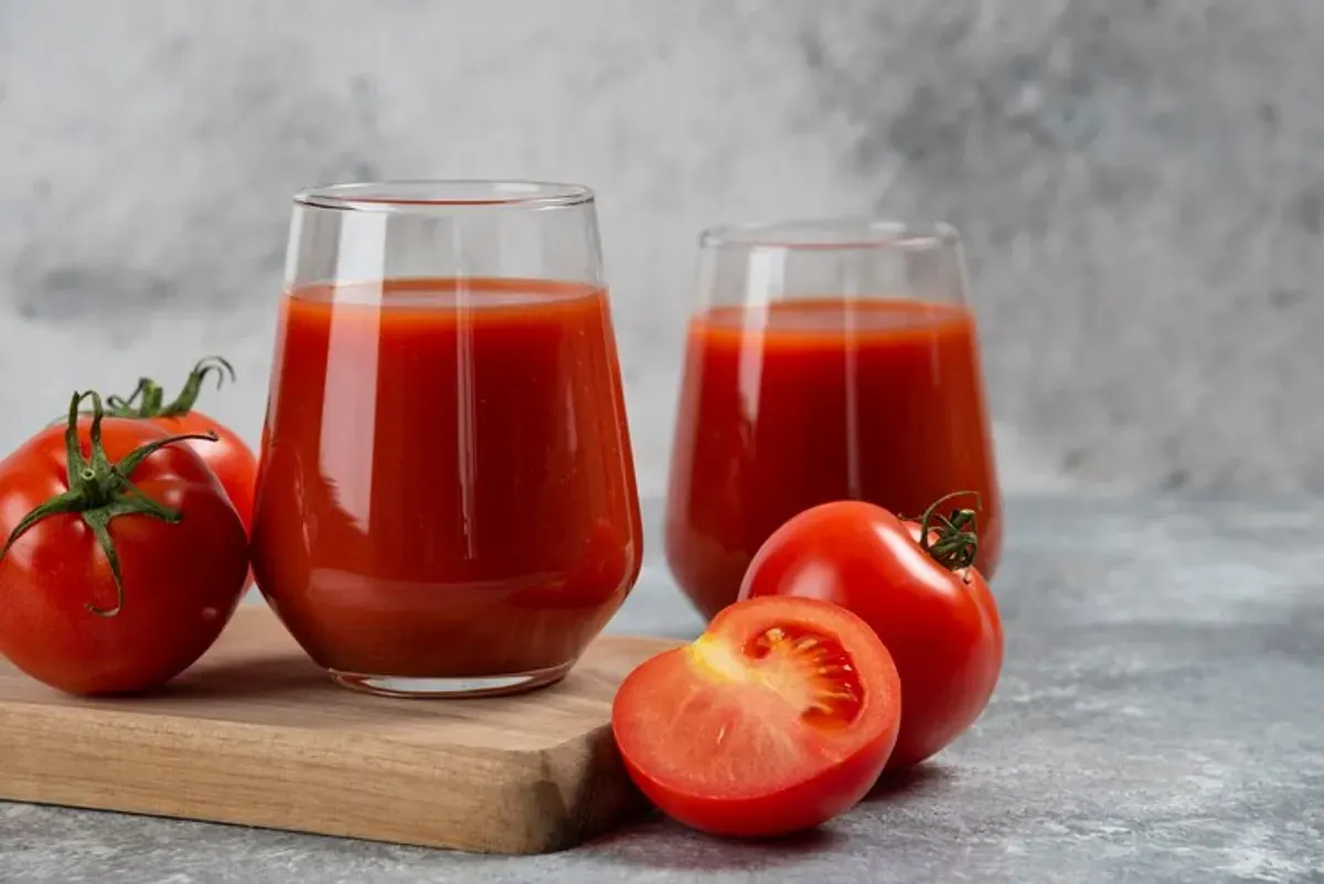 Jus tomat ternyata bisa menjadi pilihan untuk mengatasi rambut rontok yang efektif berkat kandungannya. (Sumber: Freepik/azerbaijan_stockers)