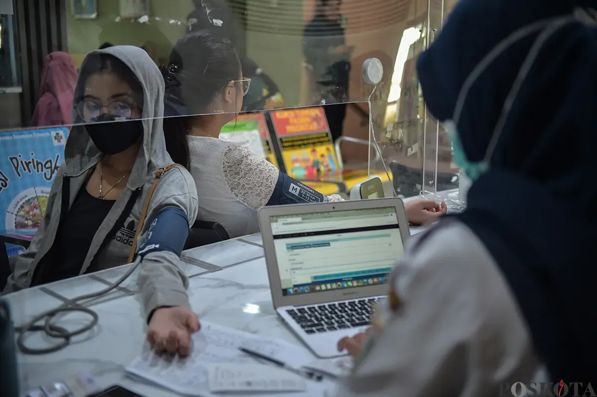 Sejumlah warga saat melakukan pemeriksaan kesehatan di Pusat Layanan Kesehatan Masyarakat (Puskesmas) Palmerah, Jakarta Barat, Rabu, 8 Januari 2025. (Sumber: Poskoata/ Bilal Nugraha Ginanjar)