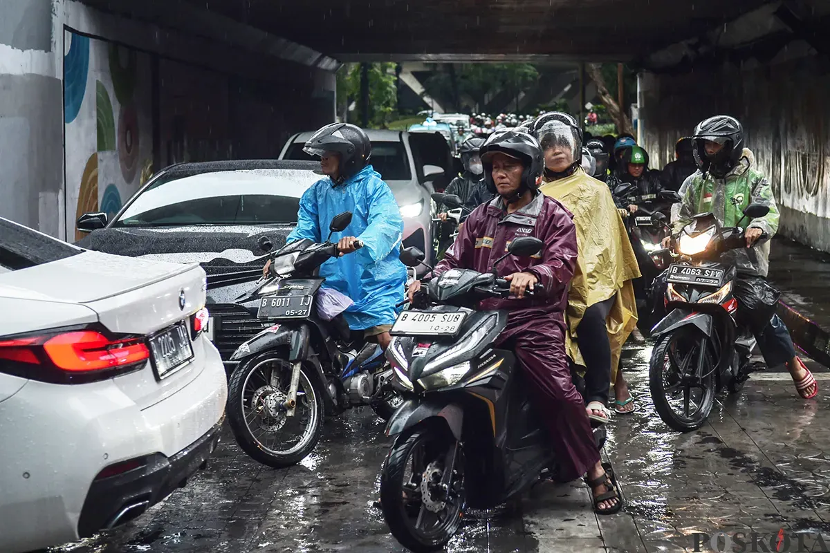 Sejumlah kendaraan terjebak kemacetan di sejumlah ruas jalan di Jakarta, di antaranya di Jalan Jenderal Sudirman dan di Kolong Simpang Susun Semanggi, Jakarta, Kamis, 9 Januari 2025, sehingga membuat kota ini termasuk 10 besar kota termacet di dunia. (Sumber: Poskota/ Bilal Nugraha Ginanjar)