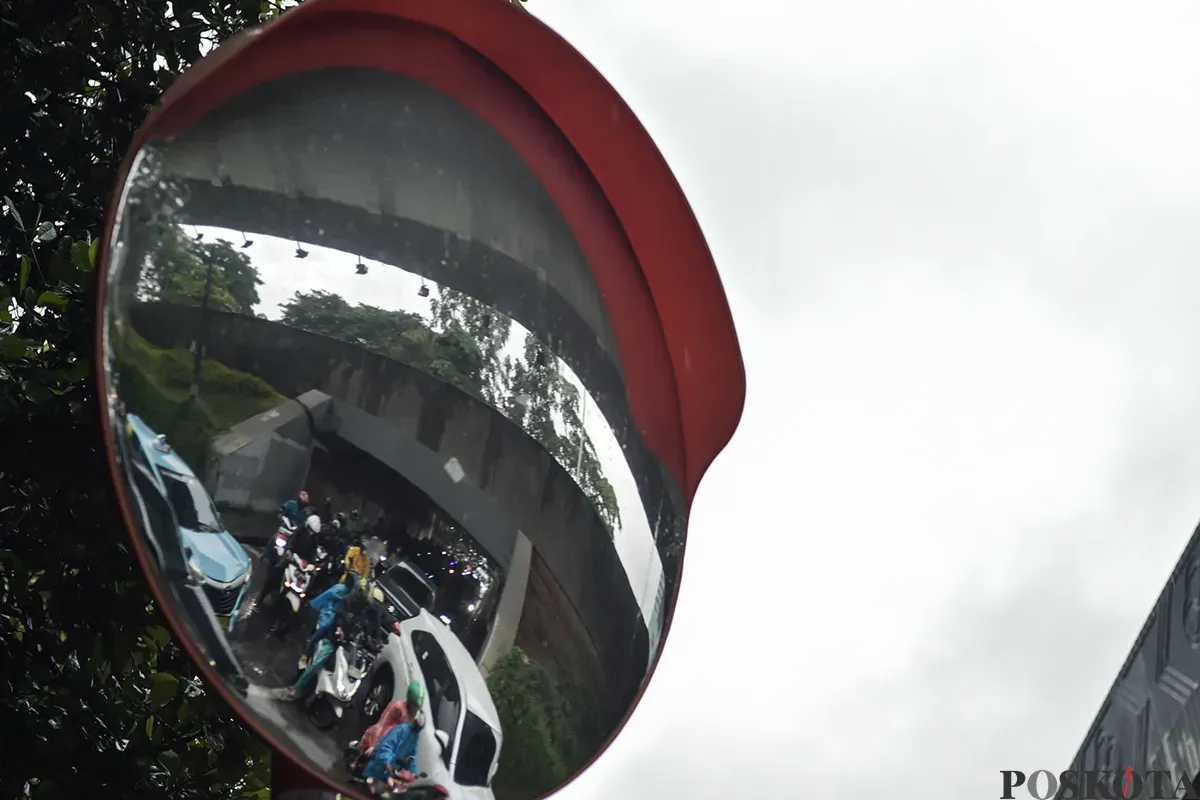 Sejumlah kendaraan terjebak kemacetan di sejumlah ruas jalan di Jakarta, di antaranya di Jalan Jenderal Sudirman dan di Kolong Simpang Susun Semanggi, Jakarta, Kamis, 9 Januari 2025, sehingga membuat kota ini termasuk 10 besar kota termacet di dunia. (Sumber: Poskota/ Bilal Nugraha Ginanjar)