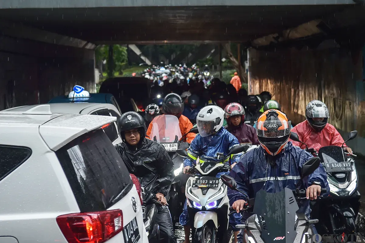 Sejumlah kendaraan terjebak kemacetan di sejumlah ruas jalan di Jakarta, di antaranya di Jalan Jenderal Sudirman dan di Kolong Simpang Susun Semanggi, Jakarta, Kamis, 9 Januari 2025, sehingga membuat kota ini termasuk 10 besar kota termacet di dunia. (Sumber: Poskota/ Bilal Nugraha Ginanjar)