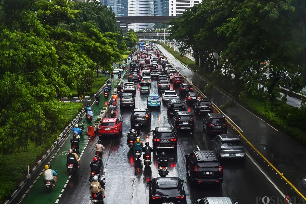 Sejumlah kendaraan terjebak kemacetan di sejumlah ruas jalan di Jakarta, di antaranya di Jalan Jenderal Sudirman dan di Kolong Simpang Susun Semanggi, Jakarta, Kamis, 9 Januari 2025, sehingga membuat kota ini termasuk 10 besar kota termacet di dunia. (Sumber: Poskota/ Bilal Nugraha Ginanjar)