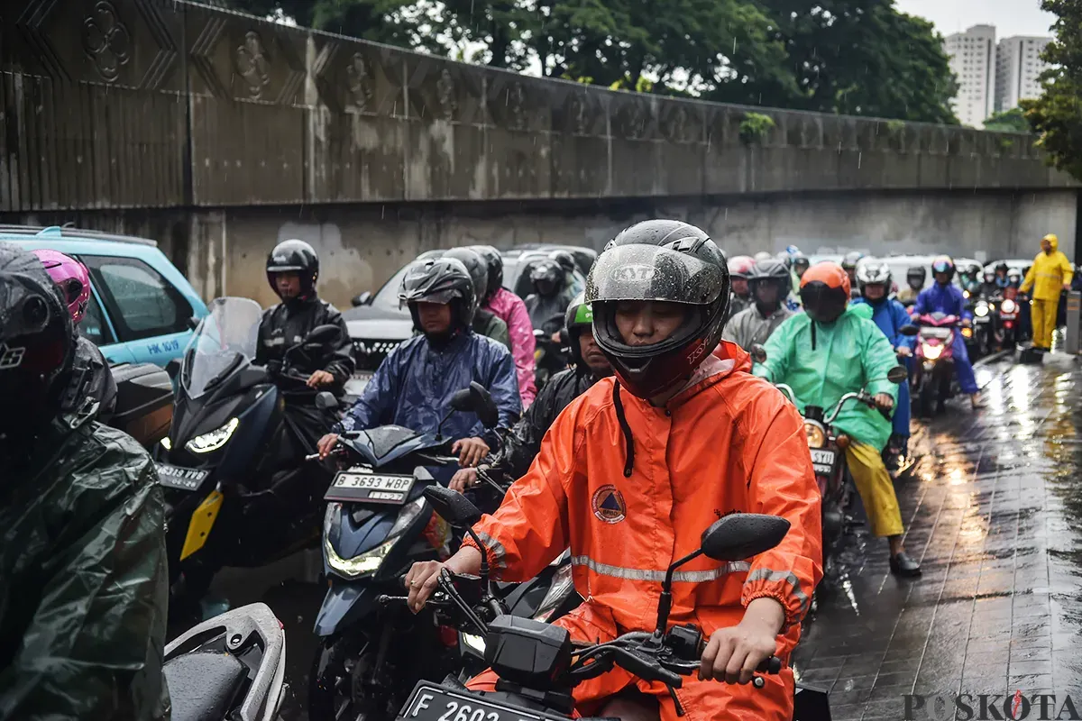 Sejumlah kendaraan terjebak kemacetan di sejumlah ruas jalan di Jakarta, di antaranya di Jalan Jenderal Sudirman dan di Kolong Simpang Susun Semanggi, Jakarta, Kamis, 9 Januari 2025, sehingga membuat kota ini termasuk 10 besar kota termacet di dunia. (Sumber: Poskota/ Bilal Nugraha Ginanjar)