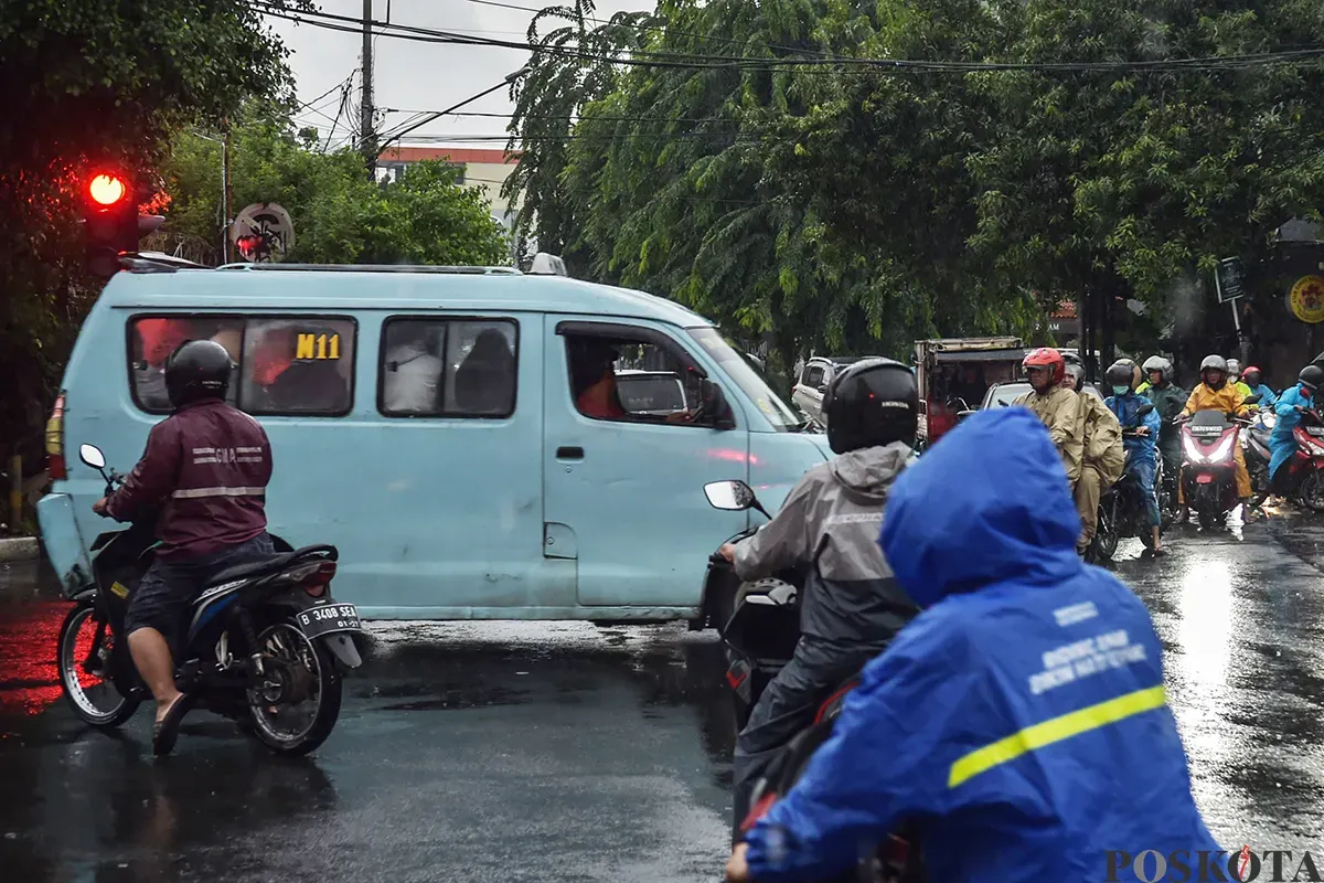 Sejumlah pengendara sepeda motor berupaya menerobos jalur bus Transjakarta dan lampu merah di Jalan Jalan Teuku Nyak Arif, Jakarta Selatan, Kamis, 9 Januari 2025. (Sumber: Poskota/ Bilal Nugraha Ginanjar)