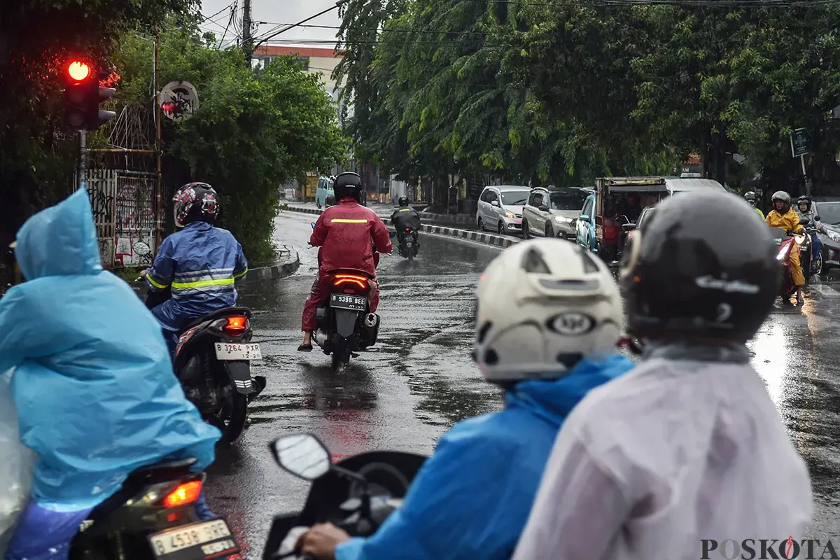 Sejumlah pengendara sepeda motor berupaya menerobos jalur bus Transjakarta dan lampu merah di Jalan Jalan Teuku Nyak Arif, Jakarta Selatan, Kamis, 9 Januari 2025. (Sumber: Poskota/ Bilal Nugraha Ginanjar)