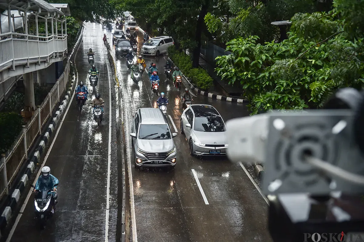 Sejumlah pengendara sepeda motor berupaya menerobos jalur bus Transjakarta dan lampu merah di Jalan Jalan Teuku Nyak Arif, Jakarta Selatan, Kamis, 9 Januari 2025. (Sumber: Poskota/ Bilal Nugraha Ginanjar)
