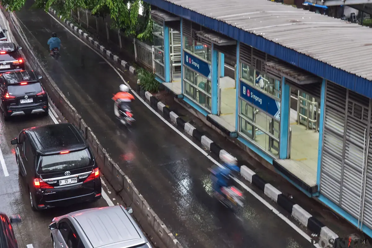 Sejumlah pengendara sepeda motor berupaya menerobos jalur bus Transjakarta dan lampu merah di Jalan Jalan Teuku Nyak Arif, Jakarta Selatan, Kamis, 9 Januari 2025. (Sumber: Poskota/ Bilal Nugraha Ginanjar)