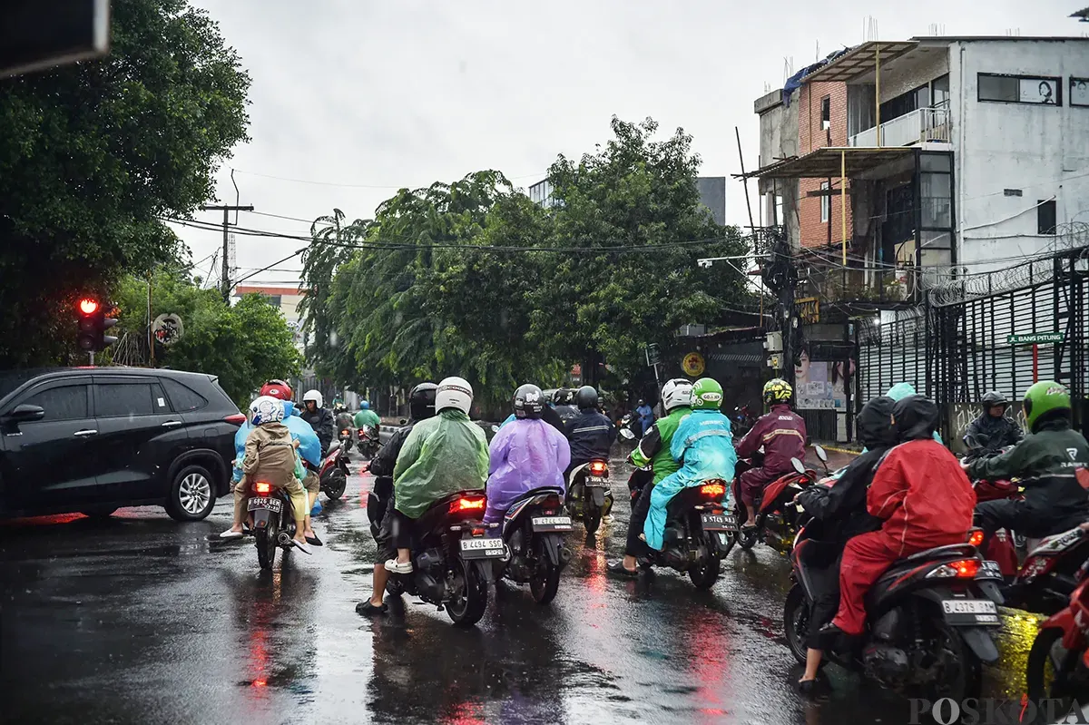 Sejumlah pengendara sepeda motor berupaya menerobos jalur bus Transjakarta dan lampu merah di Jalan Jalan Teuku Nyak Arif, Jakarta Selatan, Kamis, 9 Januari 2025. (Sumber: Poskota/ Bilal Nugraha Ginanjar)