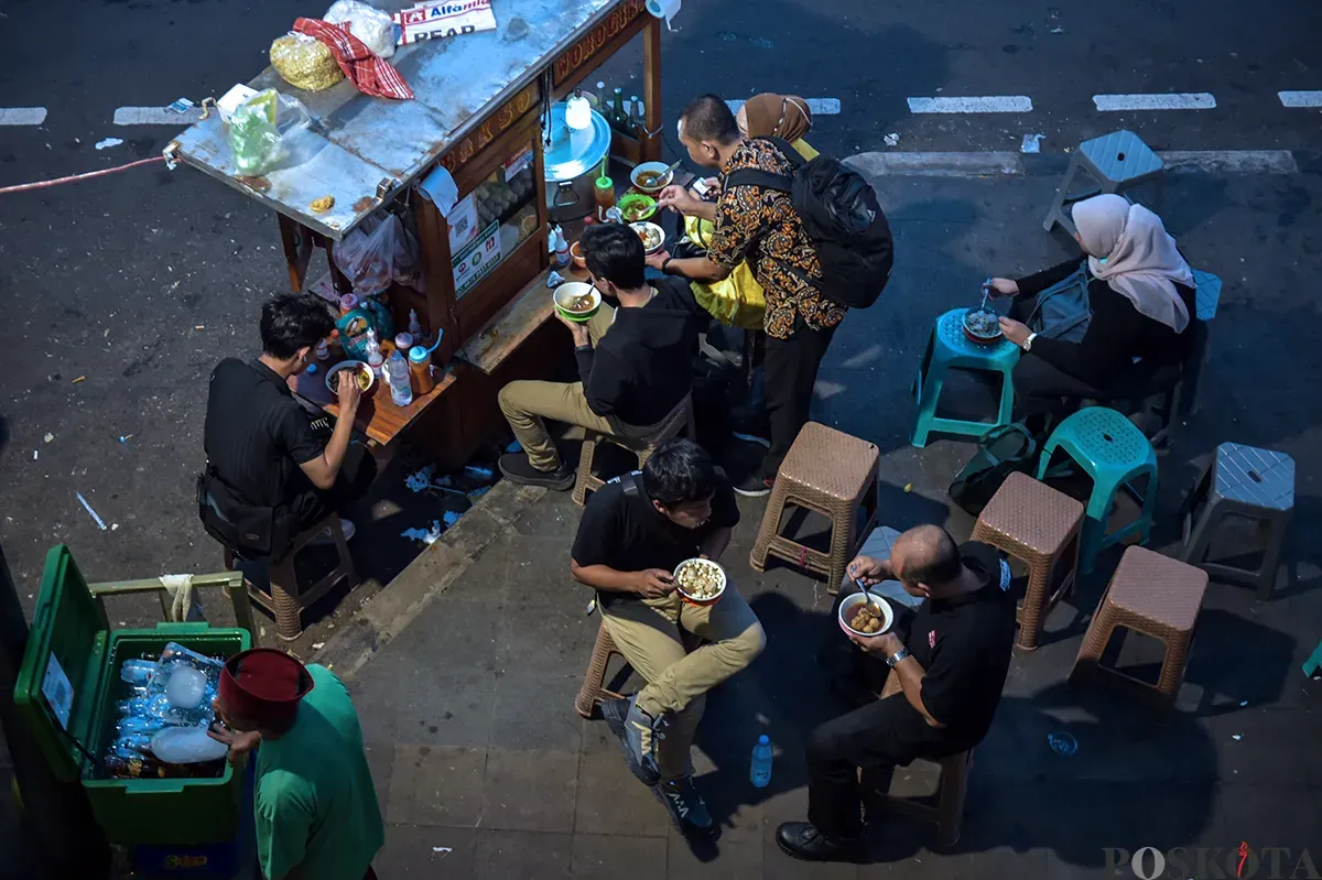 Para pekerja berjalan melintasi pedestrian sesaat setelah jam pulang kerja di kawasan Jalan Jenderal Sudirman, Jakarta, Jumat, 10 Januari 2025. (Sumber: Poskota/ Bilal Nugraha Ginanjar)