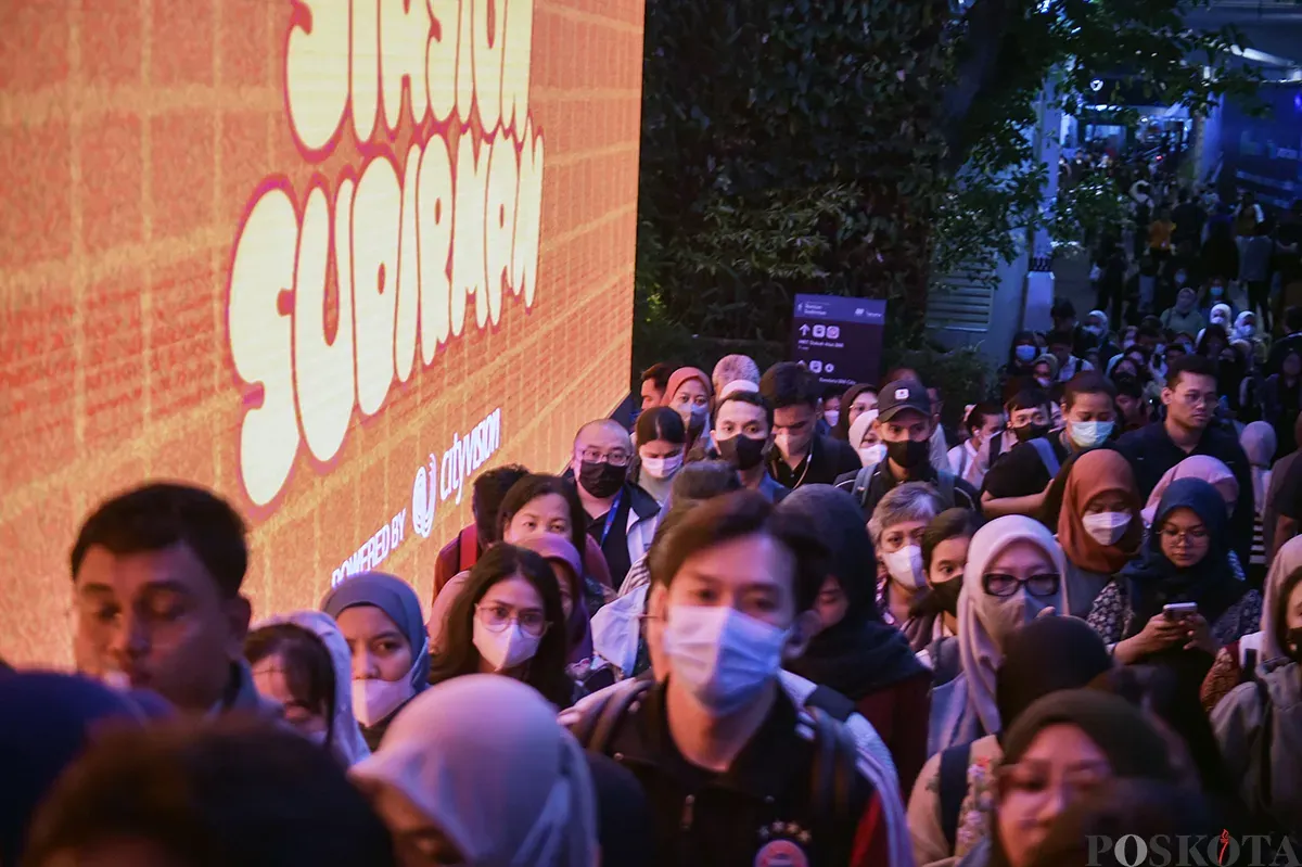 Para pekerja berjalan melintasi pedestrian sesaat setelah jam pulang kerja di kawasan Jalan Jenderal Sudirman, Jakarta, Jumat, 10 Januari 2025. (Sumber: Poskota/ Bilal Nugraha Ginanjar)