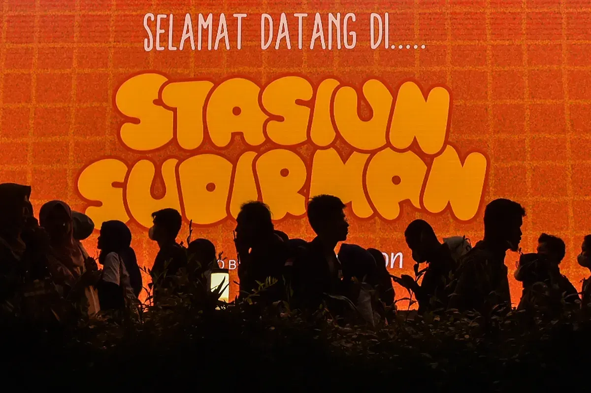 Para pekerja berjalan melintasi pedestrian sesaat setelah jam pulang kerja di kawasan Jalan Jenderal Sudirman, Jakarta, Jumat, 10 Januari 2025. (Sumber: Poskota/ Bilal Nugraha Ginanjar)