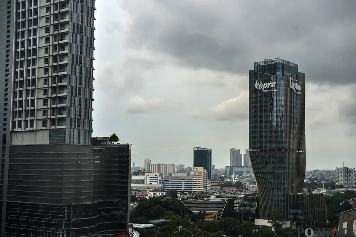 Deretan gedung-gedung yang berdiri kokoh menjulang tinggi dengan bentuk arsitektur yang berbeda-beda di sejumlah titik di kawasan Jakarta Barat, Kamis, 9 Januari 2025. (Sumber: Poskota/ Bilal Nugraha Ginanjar)
