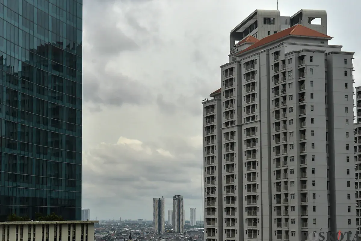 Deretan gedung-gedung yang berdiri kokoh menjulang tinggi dengan bentuk arsitektur yang berbeda-beda di sejumlah titik di kawasan Jakarta Barat, Kamis, 9 Januari 2025. (Sumber: Poskota/ Bilal Nugraha Ginanjar)
