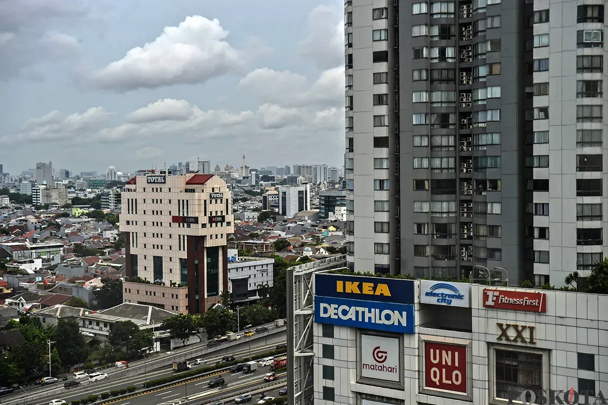 Deretan gedung-gedung yang berdiri kokoh menjulang tinggi dengan bentuk arsitektur yang berbeda-beda di sejumlah titik di kawasan Jakarta Barat, Kamis, 9 Januari 2025. (Sumber: Poskota/ Bilal Nugraha Ginanjar)