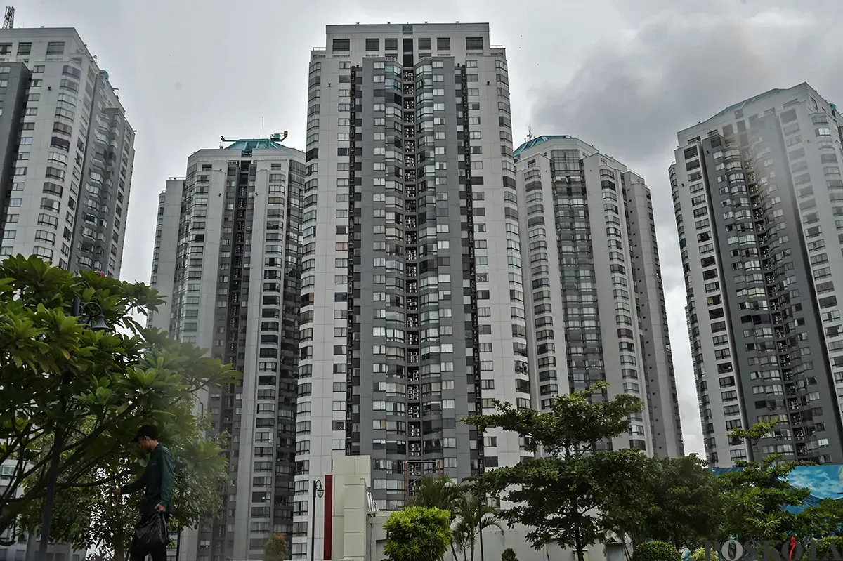 Deretan gedung-gedung yang berdiri kokoh menjulang tinggi dengan bentuk arsitektur yang berbeda-beda di sejumlah titik di kawasan Jakarta Barat, Kamis, 9 Januari 2025. (Sumber: Poskota/ Bilal Nugraha Ginanjar)