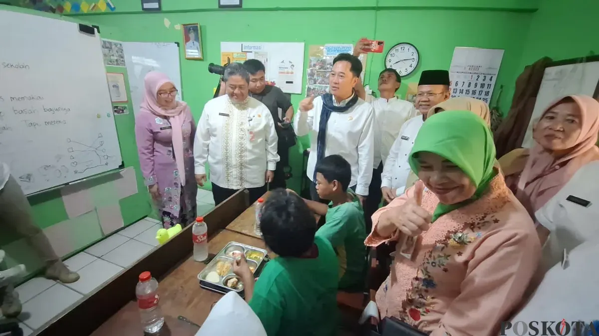 Anggota DPRD Jakarta Komisi E, Kevin Wu saat meninjau pelaksanaan MBG di SLB Neger 5 Jakarta Barat, Jumat 10 Januari 2025. (Sumber: Poskota/Pandi Ramedhan)
