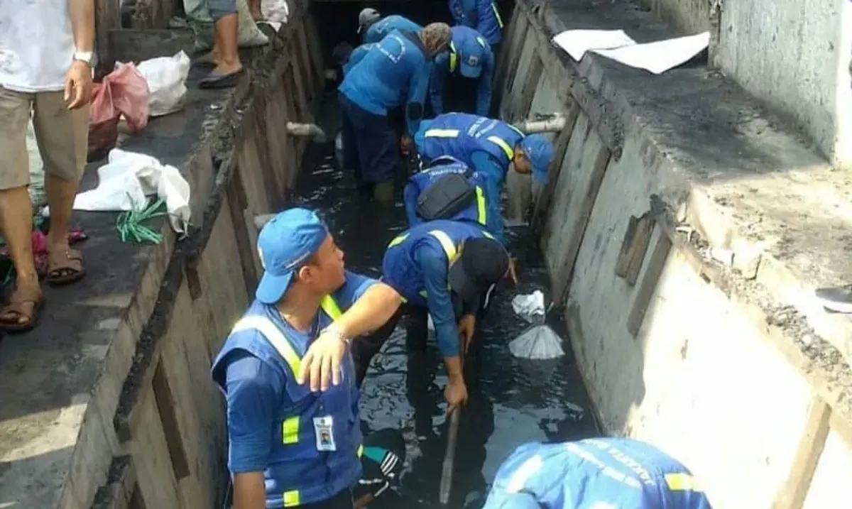 Normalisasi saluran air oleh petugas Sudin SDA Jakarta Barat. (Sumber: Dok. Sudin SDA Jakarta Barat)