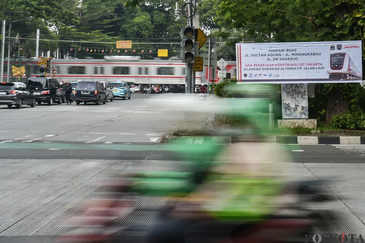 Sejumlah kendaraan melintasi jalan dengan kondisi lampu lalu lintas yang tak berfungsi dan mati di Jalan Sultan Agung, Manggarai, Jakarta Selatan. Jumat, 10 Januari 2025. (Sumber: Poskota/ Bilal Nugraha Ginanjar)