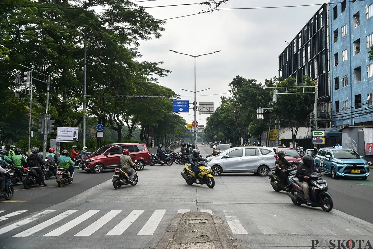 Sejumlah kendaraan melintasi jalan dengan kondisi lampu lalu lintas yang tak berfungsi dan mati di Jalan Sultan Agung, Manggarai, Jakarta Selatan. Jumat, 10 Januari 2025. (Sumber: Poskota/ Bilal Nugraha Ginanjar)