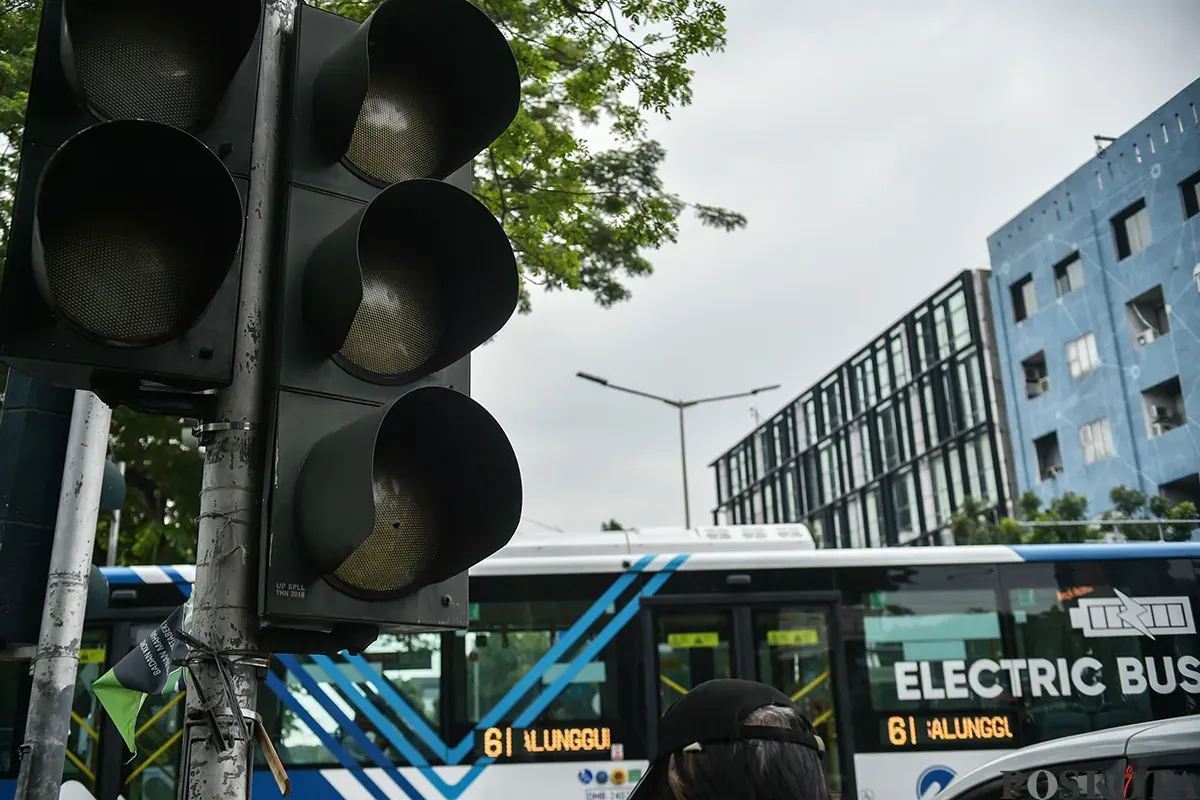 Sejumlah kendaraan melintasi jalan dengan kondisi lampu lalu lintas yang tak berfungsi dan mati di Jalan Sultan Agung, Manggarai, Jakarta Selatan. Jumat, 10 Januari 2025. (Sumber: Poskota/ Bilal Nugraha Ginanjar)
