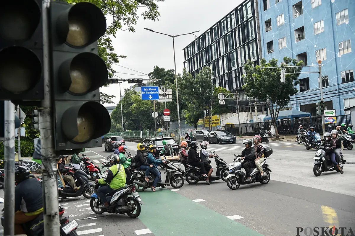 Sejumlah kendaraan melintasi jalan dengan kondisi lampu lalu lintas yang tak berfungsi dan mati di Jalan Sultan Agung, Manggarai, Jakarta Selatan. Jumat, 10 Januari 2025. (Sumber: Poskota/ Bilal Nugraha Ginanjar)