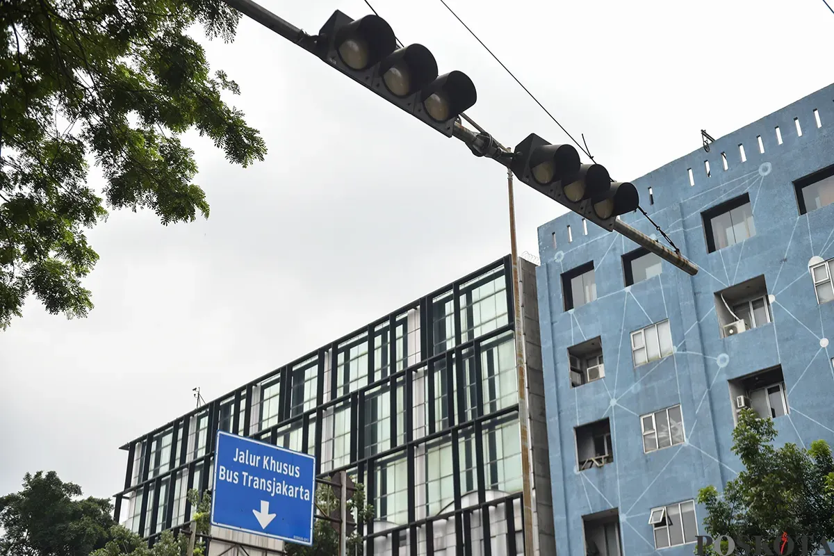 Sejumlah kendaraan melintasi jalan dengan kondisi lampu lalu lintas yang tak berfungsi dan mati di Jalan Sultan Agung, Manggarai, Jakarta Selatan. Jumat, 10 Januari 2025. (Sumber: Poskota/ Bilal Nugraha Ginanjar)