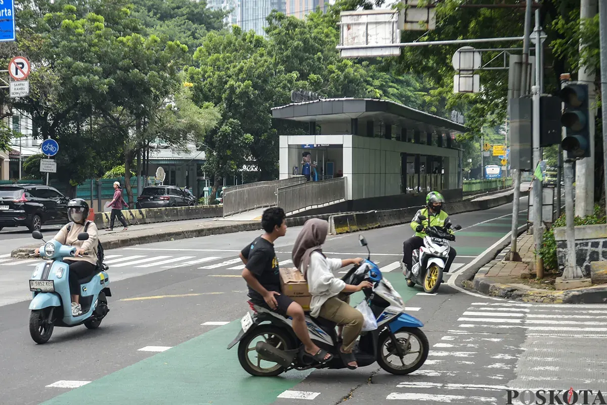 Sejumlah kendaraan melintasi jalan dengan kondisi lampu lalu lintas yang tak berfungsi dan mati di Jalan Sultan Agung, Manggarai, Jakarta Selatan. Jumat, 10 Januari 2025. (Sumber: Poskota/ Bilal Nugraha Ginanjar)