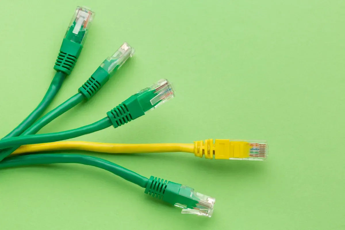 Agar lebih rapi dan aman, lakukan manajemen kabel yang Anda gunakan. Simak panduannya. (Sumber: freepik)