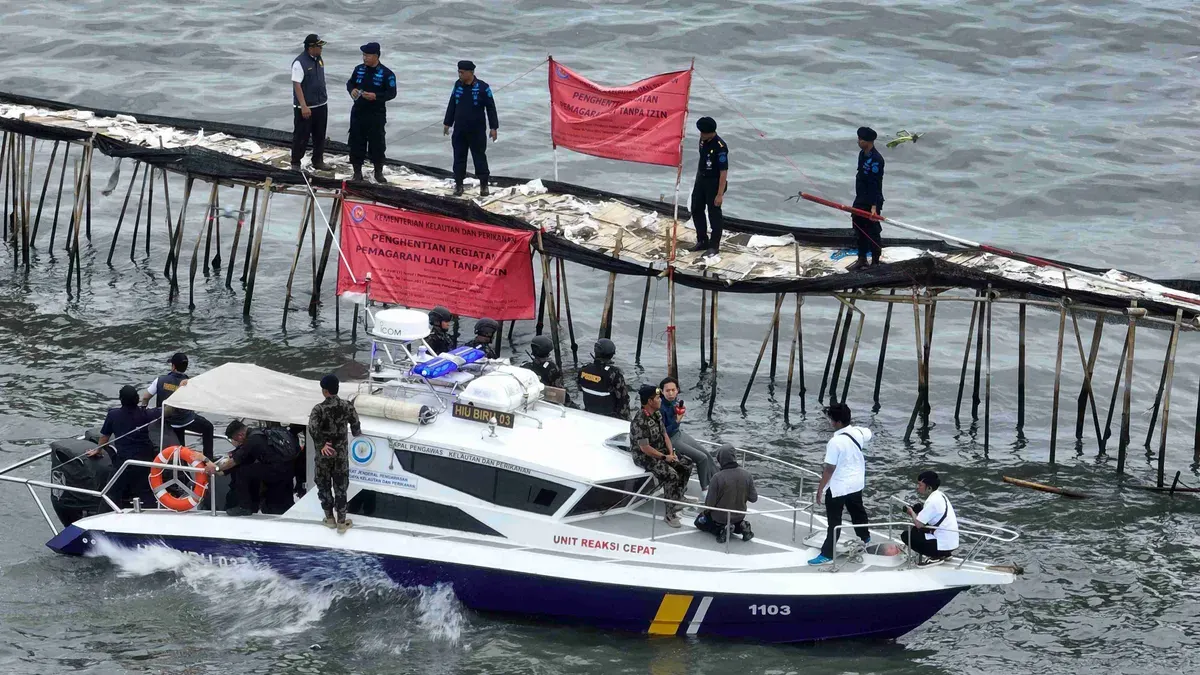 Kementerian Kelautan dan Perikanan (KKP) menghentikan kegiatan pemagaran laut tanpa izin di pesisir laut Tangerang. (Sumber: Dok. Humas KKP)