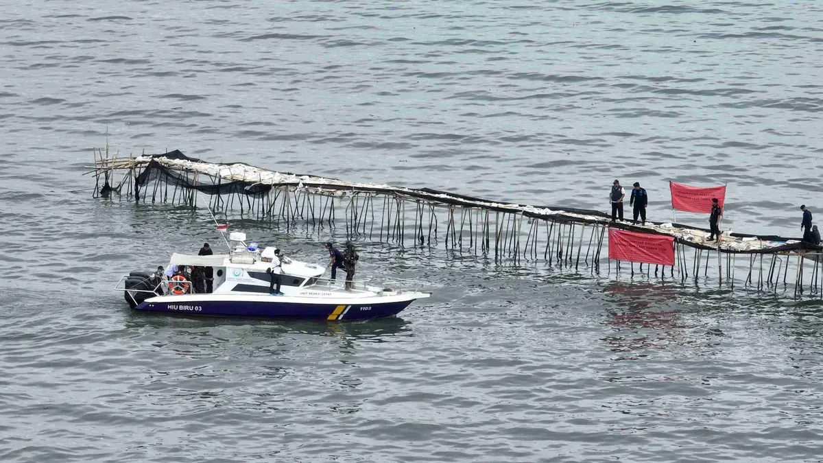 Kementerian Kelautan dan Perikanan (KKP) menghentikan kegiatan pemagaran laut tanpa izin di pesisir laut Tangerang. (Sumber: Dok. Humas KKP)